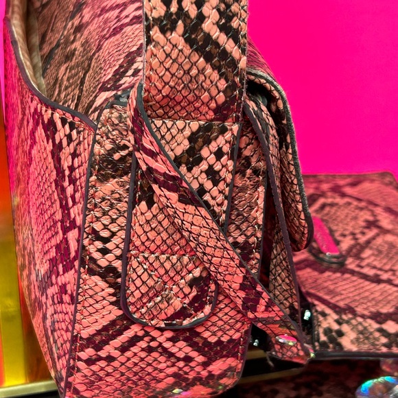 London Fog Pink & Black Snake Print Shoulder Bag w/Wristlet Approx. 11x 7 x 2.5 - Picture 7 of 16
